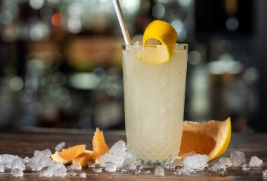 Limonlu ve tekilalı lüks kokteyl koyu taşlı arka planda.