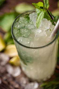 Limonlu ve tekilalı lüks kokteyl koyu taşlı arka planda.