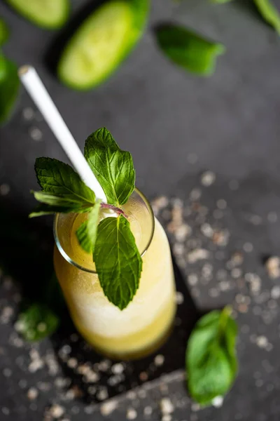 Luxe Cocktail Met Citroen Tequila Een Donkere Stenen Achtergrond — Stockfoto
