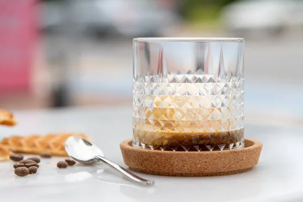 Kopi Affogato Dengan Krim Vanili Dalam Gelas Kristal Atas Meja — Stok Foto