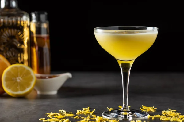 Luxus Cocktail Und Cocktail Shaker Auf Schwarzem Stein Hintergrund — Stockfoto
