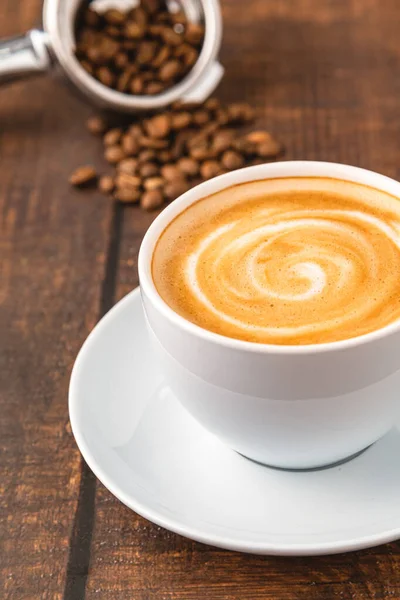 Frischer Cappuccino Kaffee Zusammen Mit Kaffeebohnen Auf Holztisch — Stockfoto