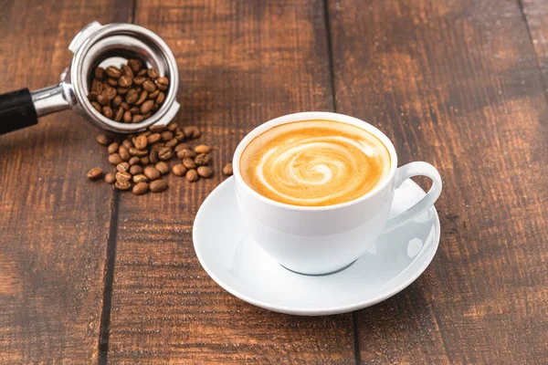 Frischer Cappuccino Kaffee Zusammen Mit Kaffeebohnen Auf Holztisch — Stockfoto