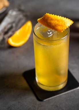 Siyah taş arka planda lüks kokteyl ve kokteyl karıştırıcısı.