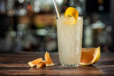 Siyah taş arka planda lüks kokteyl ve kokteyl karıştırıcısı.