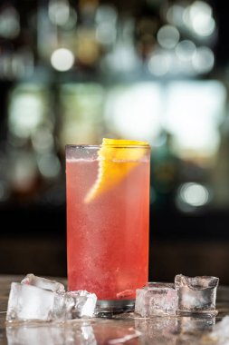 Siyah taş arka planda lüks kokteyl ve kokteyl karıştırıcısı.