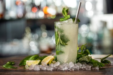 Siyah taş arka planda lüks kokteyl ve kokteyl karıştırıcısı.