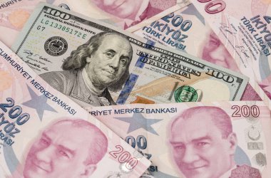 Amerikan doları ve Türk lirası üst üste, ekranı tamamen kaplıyor. 1 ABD doları 10 Türk lirası konsept fotoğraf çekimine eşit 