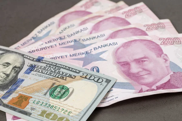 美元和土耳其里拉在屏幕上完全覆盖在一起 1美元等于10个土耳其里拉概念摄影 — 图库照片