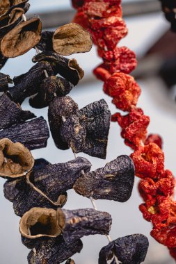 Kuru patlıcan ve kuru çan biberi piyasada asılı, yerel malzeme, yakın çekim seçmeli arka plan bulanık.