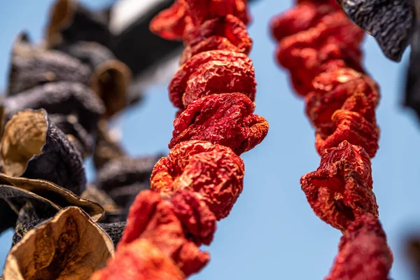 Trockene Auberginen Und Trockenes Glocken Chili Hängen Auf Dem Markt — Stockfoto