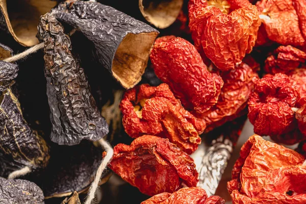 Trockene Auberginen Und Trockenes Glocken Chili Hängen Auf Dem Markt — Stockfoto