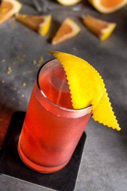 Siyah taş arka planda lüks kokteyl ve kokteyl karıştırıcısı.