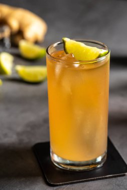 Siyah taş arka planda lüks kokteyl ve kokteyl karıştırıcısı.