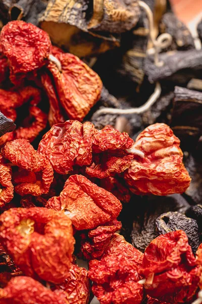 Trockene Auberginen Und Trockenes Glocken Chili Hängen Auf Dem Markt — Stockfoto