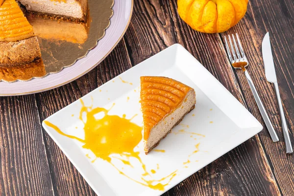 Πεντανόστιμο Cheesecake Κολοκύθας Λευκό Πιάτο Ξύλινο Τραπέζι — Φωτογραφία Αρχείου