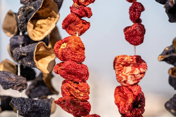 Trockene Auberginen Und Trockenes Glocken Chili Hängen Auf Dem Markt — Stockfoto