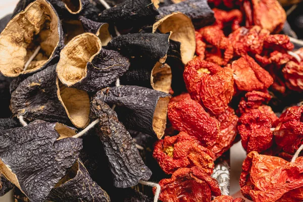 Trockene Auberginen Und Trockenes Glocken Chili Hängen Auf Dem Markt — Stockfoto