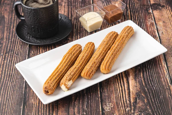 Churro Panas Dengan Saus Coklat Atas Meja Kayu — Stok Foto