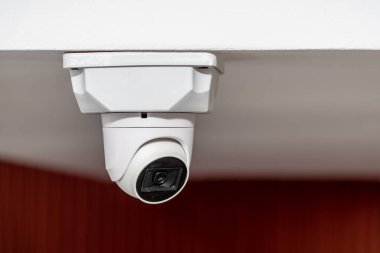 Beyaz tavan, gece görüşlü güvenlik kamerası takılı.