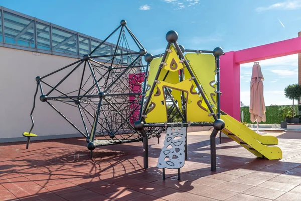 Kinderspielplatz Mit Kletterstand Und Rutschenpark Auf Dem Festplatz — Stockfoto