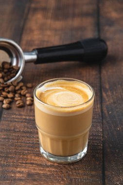 Yanında kahve çekirdekleri olan Cortado kahvesi. İspanya 'da geleneksel kahve.