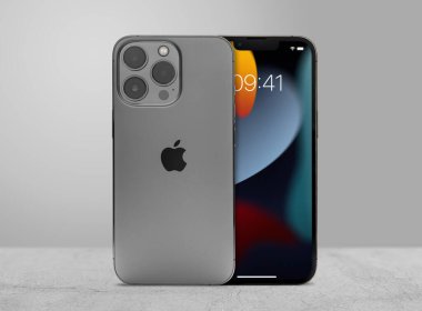 Antalya, Türkiye - 30 Kasım 2021: Yeni çıkan iPhone 13 ön ve arka açılı maketler