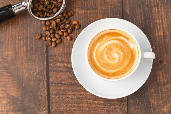 Frischer Cappuccino Kaffee Zusammen Mit Kaffeebohnen Auf Holztisch — Stockfoto