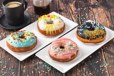 Ahşap masada farklı süslerle süslenmiş lezzetli çörekler.