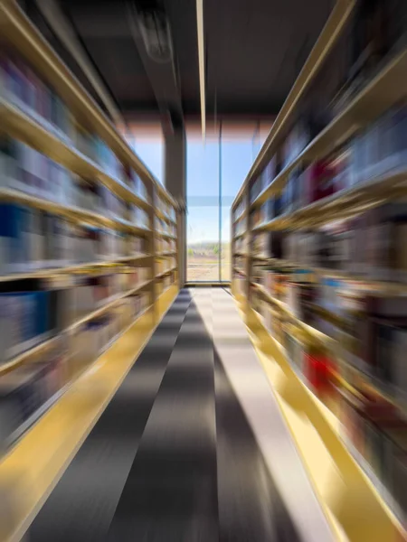 Kütüphanedeki Kitaplıklar Arasındaki Koridorun Bulanık Yakınlaştırma Görüntüsü — Stok fotoğraf