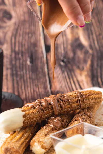 Warme Churros Met Chocoladesaus Houten Tafel — Stockfoto