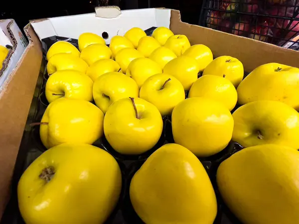 Gelbe Äpfel Einem Karton Auf Dem Markt — Stockfoto