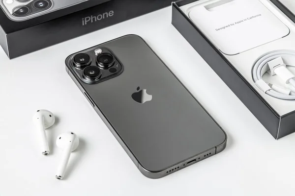 Antalya, Türkiye - 30 Kasım 2021: Yeni iPhone 13 Pro akıllı telefon ve Apple Airpod 2 kulaklık.