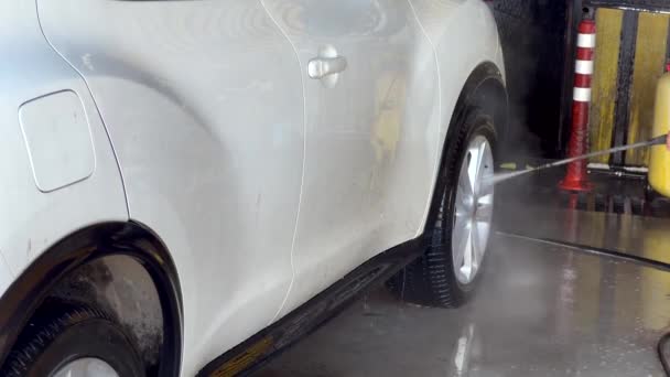 沃什用高压水洗脏车 脏车是用一喷清水清洗的 — 图库视频影像