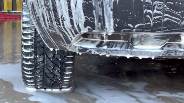 Çamaşır Makinesi Kirli Arabayı Yüksek Basınçlı Suyla Yıkar Kirli Araba — Stok video