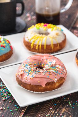 Ahşap masada farklı süslerle süslenmiş lezzetli çörekler.