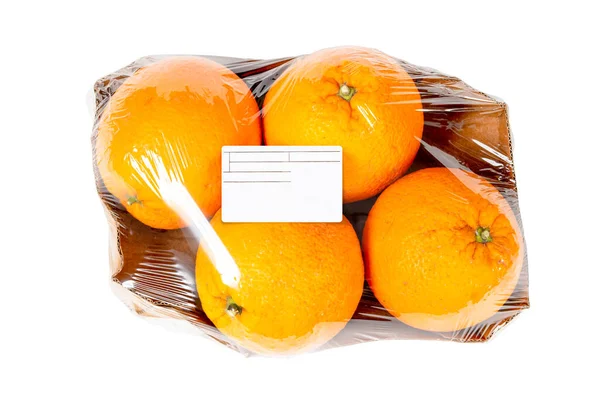 白色背景的带标签和包装的新鲜橙子 — 图库照片