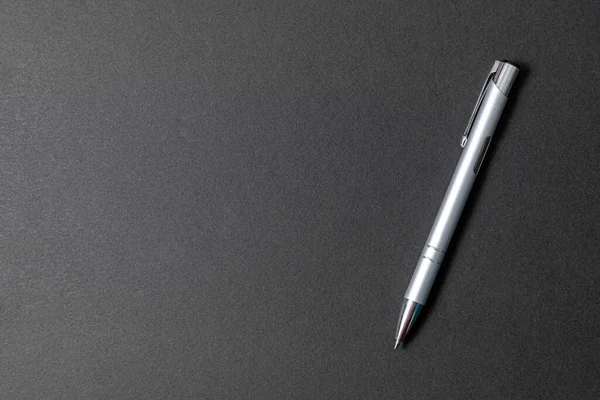 Bolígrafo Metal Elegante Lujo Sobre Fondo Piedra Negra —  Fotos de Stock