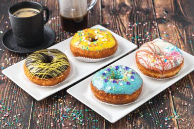 Ahşap masada farklı süslerle süslenmiş lezzetli çörekler.