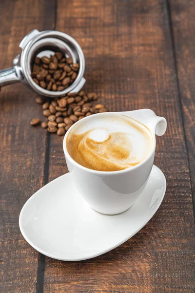 Kahveyi Beyaz Porselen Bardakta Ahşap Masada Rahatlatıyor — Stok fotoğraf