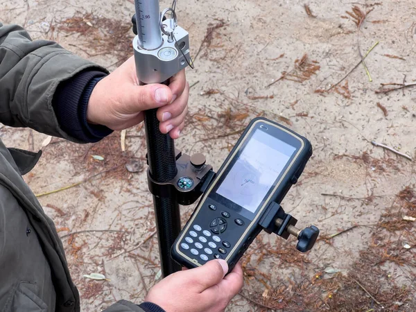 Engineer Surveyor Reviewing Gps System Total Station Data Using Gps — Fotografia de Stock