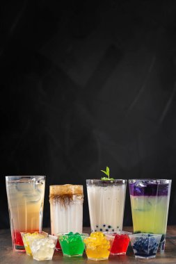 Koyu arkaplanda köpüklü çay ile limonata