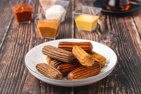 Churros Con Curry Olive Concentrato Pomodoro Sul Tavolo Legno Con — Foto Stock