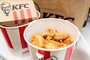 Antalya, Türkiye - 20 Ocak 2022: Bir sürü KFC tavuk eti veya bir kova KFC (Kentucky Fried Chicken) fast food.