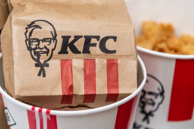 Antalya, Türkiye - 20 Ocak 2022: Bir sürü KFC tavuk eti veya bir kova KFC (Kentucky Fried Chicken) fast food.
