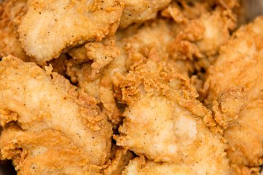 Kovada kızarmış tavuk filetosu. Kızarmış tavuk şeritleri ve bir kova al