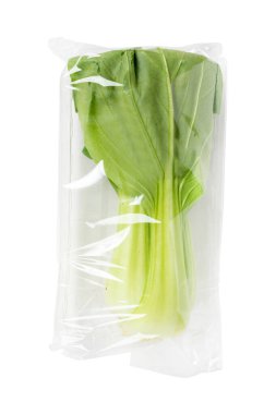 İzole edilmiş beyaz bir arka planda paketlenmiş ve etiketlenmiş yeni toplanmış pakchoi.