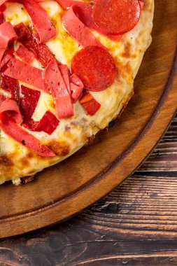 Taş zeminde çeşitli el yapımı Arjantin pizzası..