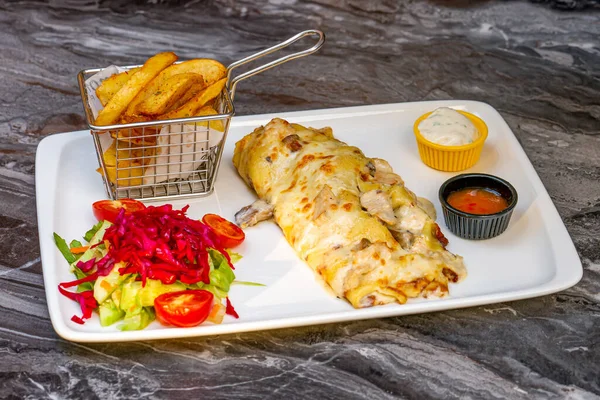 Tavuk ve mantarlı krep mi yoksa salata ve patates kızartmalı krep mi?