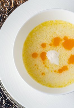 Beyaz porselen tabakta baharatlı balık çorbası